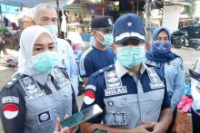 Kadivpas Kanwilkumham Riau, Maulidi Hilal bersama Kepala Bapas Helene saat berkunjung ke tempat usaha warga binaan yang mendapatkan asimilasi beberapa waktu lalu. (Foto. Dok Riau24Group)