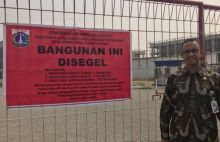 Anies Baswedan saat mencabut izin pulau reklamasi di Teluk Jakarta. Foto: int