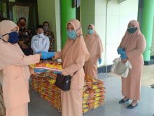 DWP Kemenag Serahkan Sembako 90 Paket, Bagi Warga Terdampar Covid-19 (foto/Zar)