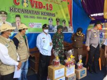 Bupati Inhil Serahkan Bantuan Bagi Petugas Posko Perbatasan di Kempas (foto/ist)