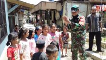 Jalin Keakraban Bersama Anak-anak, Babinsa Koramil 05/KK Berikan Ilmu Pengetahuan dan Sosialisasikan Pencegahan Covid-19