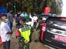 Bupati H. Mursini saat meninjau Posko Perbatasan di Singingi Hilir (foto/Zar)