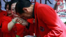Presiden Jokowi saat mencium tangan Megawati