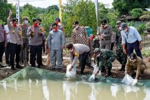 Kapolda Riau Irjen Pol Agung Setya Imam Efendi bersama Danrem 031/WB dan Forkompinda melepas ribuan ekor bibit ikan dalam rangka bakti sosial Polri serentak se Indonesia.