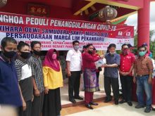 Tionghoa Peduli Serahkan Sembako ke RW 8 dan 9 Meranti Pandak