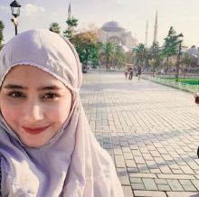 Momen Prilly Berkerudung di Masjid Sultan Ahmad Blue Mosque Turki, Netizen: Cakep Banget Sih (foto/int)