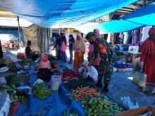 Pantau Harga Sembako, Babinsa Koramil 12/XIII Koto Kampar Turun ke Pasar Tradisional