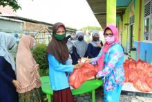 Peduli Warga Kurang Mampu, TK Dayang Suri Berikan Bantuan Sembako (foto/int)