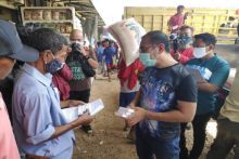 Para buruh diberikan obat herbal china/foto:sindonews