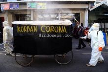 Aksi performance art relawan covid