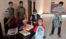 Marlis Syarif Bantu Dua Bocah Bersaudara yang Terjaring Razia di Lampu Merah M Boya (foto/Rgo)