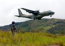Satgas Pamrahwan Yonko 462 Paskhas Pos Oksibil Lakukan Pengamanan Penerbangan Pesawat CN 235 di Bandara Oksibil