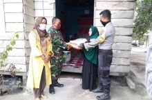 Ringankan Beban Ekonomi, Babinsa Koramil 03 Bunut Ikut Serta Salurkan Bantuan Sembako Pada Masyarakat Kurang Mampu