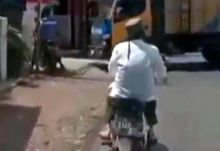 Pria ini dengan santai menuju klinik rujukan Kasus Corona sambil mengendarai motor bebeknya.Foto: int