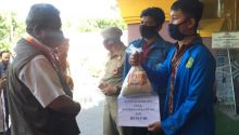 Ketua BEM UIR memberikan bantuan sembako kepada Humas Pemko
