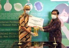 Wakil Direktur APP Sinar Mas Irsyal Yasman (kanan) saat menyerahkan bantuan kepada Sekretaris Jenderal Kemendag Oke Nurwan 