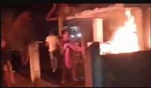 Api menyala dari posko Corona yang dibakar warga. Foto: int 