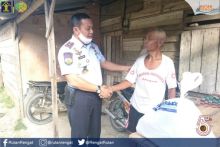 Lawan Covid-19, Rutan Kelas II B Rengat Kembali Bagikan Bantuan ke Masyarakat (foto/ist)