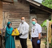 PT Perkebunan Nusantara V (PTPN V) menyalurkan 7.000 paket sembako senilai Rp1 miliar kepada masyarakat terdampak Covid-19 (foto/ist)