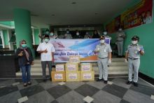 Penyerahan bantuan dari Jasa Raharja kepada masyarakat yang terdampak Covid-19. (Foto: Istimewa)