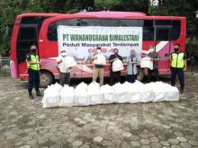 Penyerahan paket sembako kepada masyarakat terdampak Covid-19 Desa Sahilan Darusalam, Kecamatan Kampar Kiri oleh PT WBL. (Foto: Istimewa)