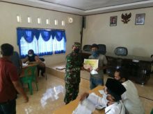 Babinsa Dampingi Pembagian BLT DD di Desa Sari Makmur