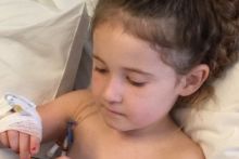 Tagis, Kaki Bocah Cantik Ini Terpotong Saat Mengejar Sang Kakek yang Sedang Menggunakan Mesin Pemotong Rumput