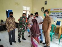Babinsa Kawal Penyaluran BLT Dana Desa di Desa Gunung Malelo