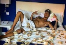 Salah satu foto Nota yang diunggah di akun Instagram sambil. pamer uang. Foto: int