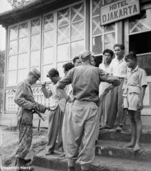 Tentara Belanda interogasi pribumi di Sumatera Barat (foto/int)