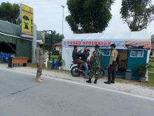 Ditengah Suasana Lebaran, Babinsa Tetap Jaga Posko PSBB Diperbatasan Kampar-Siak