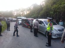 Dansat Brimob Polda Riau Pimpin Pengamanan PSBB di Kuansing, Satu Kompi Anggota Satbrimob Diturunkan