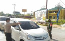 Hari Ke 2 Lebaran, Babinsa Koramil 07/Kampar Periksa Pengendara di Pos Lancang Kuning