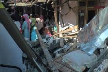 Teras rumah warga yang hancur usai ditabrak