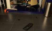 Fasilitas bandara yang rusak karena diamuk seorang TKA asal China. Foto: int