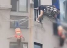 Ajaib, Wanita Mabuk yang Hampir Jatuh Dari Lantai Delapan Rumahnya Selamat Dari Kematian Karena Hal Ini