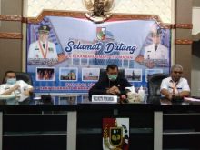 Walikota Peknbaru, Firdaus saat melakukan rapat