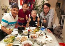 Samo Hung bersama sahabatnya saat makan malam