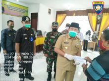 Danramil Awasi Pembagian BLT di Desa Rambah Samo Barat