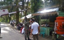 Cegah Penyebaran Covid-19, Babinsa Koramil 03 Bunut Cek Suhu Tubuh Warga yang Keluar Masuk Desa