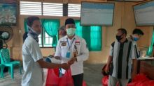 Ketua Komisi II DPRD Siak, Sujarwo Monitoring Penyaluran BLT di Kampung Dosan (foto/ist)
