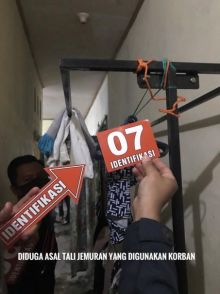 Petugas kepolisian tengah melakukan olah tempat kejadian perkara dikontrakan korban berinisial Mr.