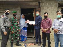 Bersama Bhabinkamtibmas, Babinsa Koramil 16/Tapung Kawal Pembagian BLT DD