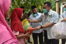 Bupati Kampar Catur Sugeng Susanto menyerahkan bantuan BLT-DD di Desa Kuapan, Tambang