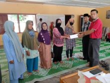 Pengurus IKM/ Magek Saondoh Pekanbaru Salurkan Zakat Mal Untuk Warga  terdampak Covid-19
