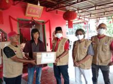 T Rusli Ahmad bersama Bendahara Umum PB GNP Covid 19 Alexander Pranoto menyerahkan bantuan Covid-19