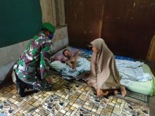 Besuk Warga yang Sedang Sakit, Wujud Kepedulian Babinsa Koramil 09/Langgam