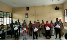 Wakili Danramil 14/Kepenuhan Kodim 0313/Kpr, Prajurit TNI Ini Ikut Bagikan Sembako Bersama Bupati Rohul