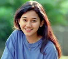 Nike Ardilla Dengan Rambut Panjang Terurai, Netizen: Auranya Bersinar (foto/int)