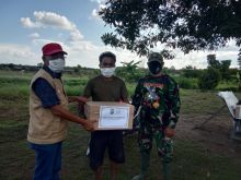 Bendahara PBNU Peduli Alexander Pranoto menyerahkan bantuan untuk warga 